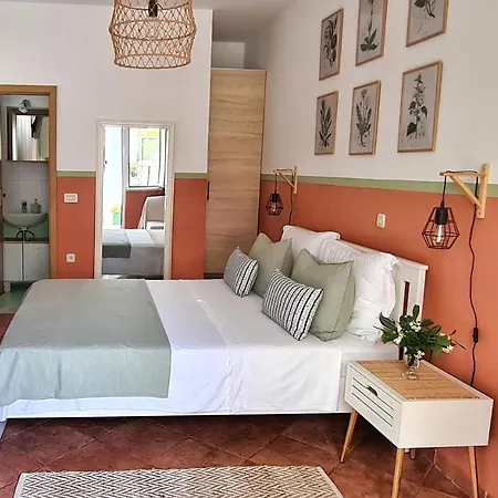 A Charming Oasis In The Heart 2 Апартаменты